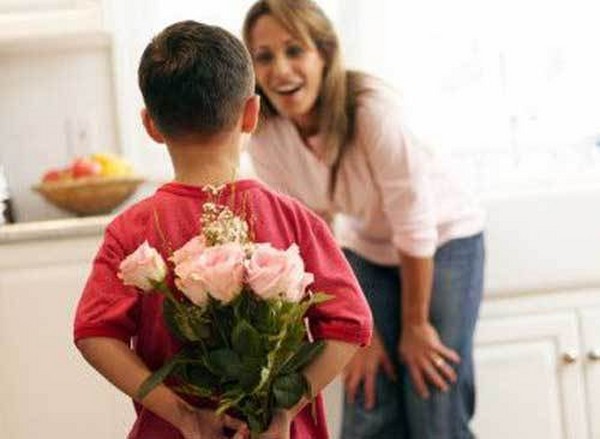 Стихи для мамы в День Матери – красивые и до слез трогательные строки от дочерей и сыновей. Искренние и веселые поздравления от родных и усыновленных детей