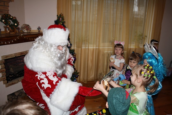 Короткие веселые игры и конкурсы с детьми для Деда Мороза и Снегурочки на дому, в детском саду и школе в Новый 2018 год